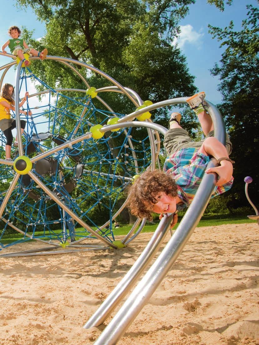 59 Nätlek Vår nätlek består av klätterställningar där rep och nät utgör centrala lekfunktioner, perfekta för barn att träna upp balans och tillit.