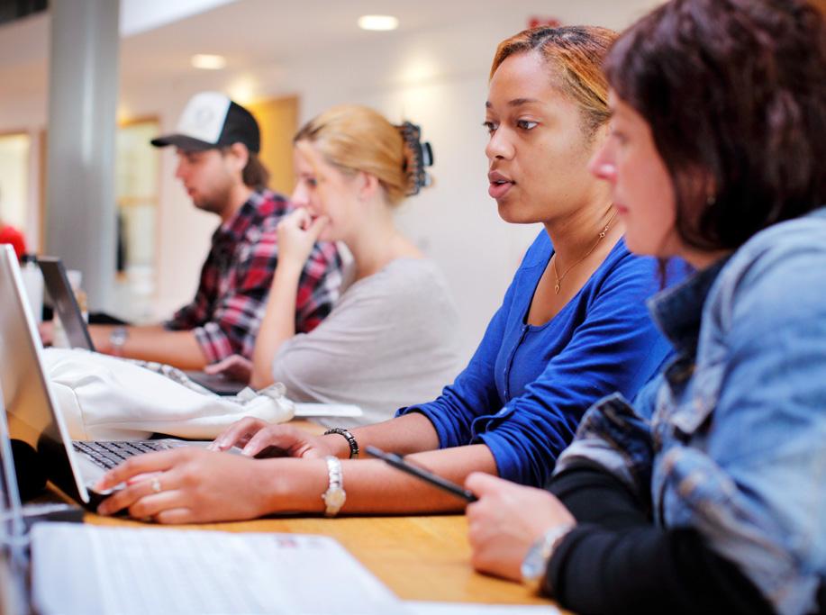 VÅRD & SOCIALT ARBETE Vård & socialt arbete med människan i fokus Är du intresserad av människor, kan du troligen hitta en utbildning här.