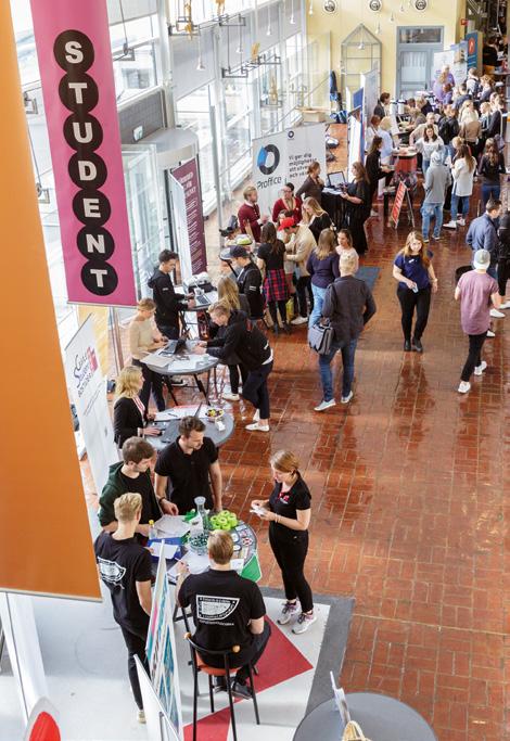 SAMVERKAN Här kan du möta ditt framtida yrkesliv Under dina studier vid Högskolan i Gävle har du goda möjligheter att skapa kontakter med både privat och offentlig sektor.