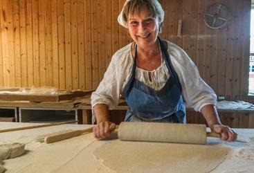 se 2 Tunnbrödsbakning Kl 9.00-15.00. Engbergs i Stavsäter, Ljusdal Varje lördag fram till jul perioden 11 nov - 16 dec bakar vi vårt populära tunnbröd i gårdens bagarstuga.