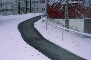 Håll värmekablarna borta från isoleringsmaterial, andra värmekällor och expansionsskarvar.