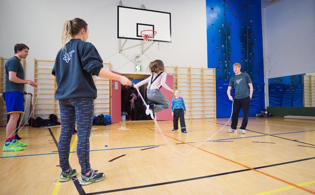 svenskundervisningen samt jobbar tillsammans med svensklärare och andra lärare i finska skolor.