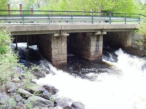 Vandringshinder Nr 1. Vandringshinder Tolkens regleringsdamm På grund av dammen vid Tolkens utlopp har fisk små möjligheter att vandra mellan sjöarna Öresjön och Tolken (foto 16 och 17).