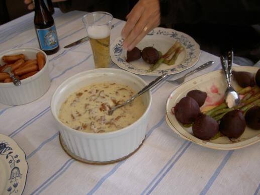 Sätt ugnen på 250. Rulla skinkskivorna och lägg dem i en ugnsfrom. Häll sherryn över skinkan. Blanda grädden med tomatpuré och potatismjöl. Häll blandningen över skinkan.