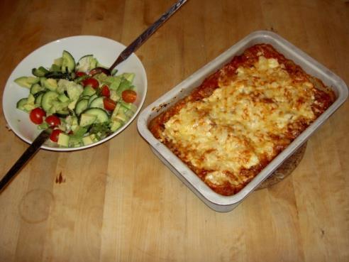 VEGETARISKT Lillbabs vegetariska lasagne 9-12 lasagneplattor 500 g keso 2 dl riven greveost Tomatsås: 1 msk smör 3 gula lökar 1 vitlöksklyfta 1 burk passerade tomater 1 burk skivade champinjoner ½