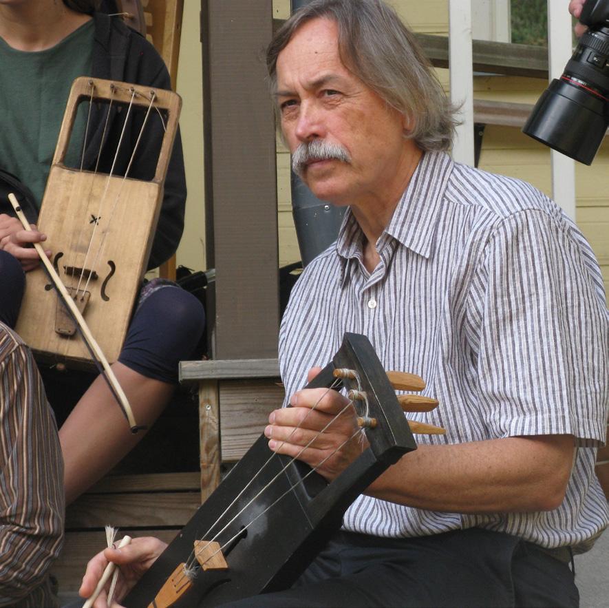 Eestirootslane 23 Ain Haas Om talharpan, säckpipan och hur den estlandssvenska folkmusiktraditionen upprätthållits Lena Weesar Under sensommaren var Ain Haas, från Indianapolis i USA, i Stockholm.