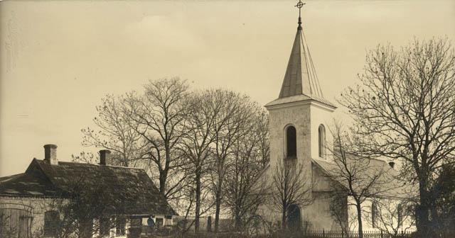 Till vänster i bilden syns det första skolhuset i Säby från 1826 som sedan också fungerade som fattighus då ett nytt skolhus byggdes redan 1833 mellan Säby kyrkby och Säbyholm.