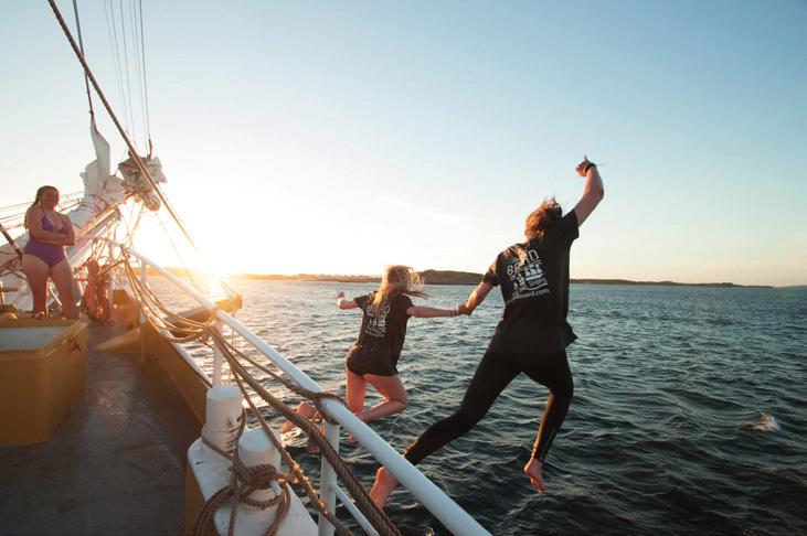 På kvällen badade några från båten och några andra beställde öl från Morgensters egna bar (notera: den var