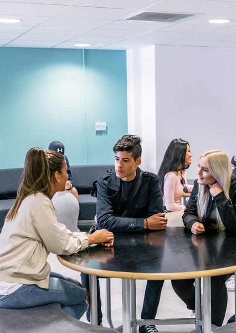 Vi vill flytta verkligheten in i klassrummet, men också klassrummet ut i verkligheten.