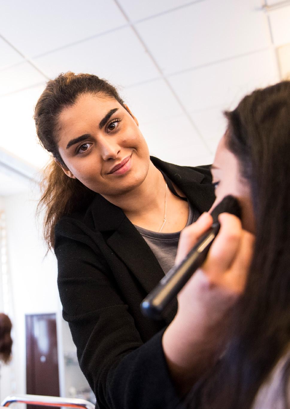 ANTVERKS- PRGRAMMET VSTY INRIKTNING - ÅR- CAKEUPSTYIST antverksprogrammet är ett yrkesprogram som förbereder dig för en framtid som hår- och makeupstylist.