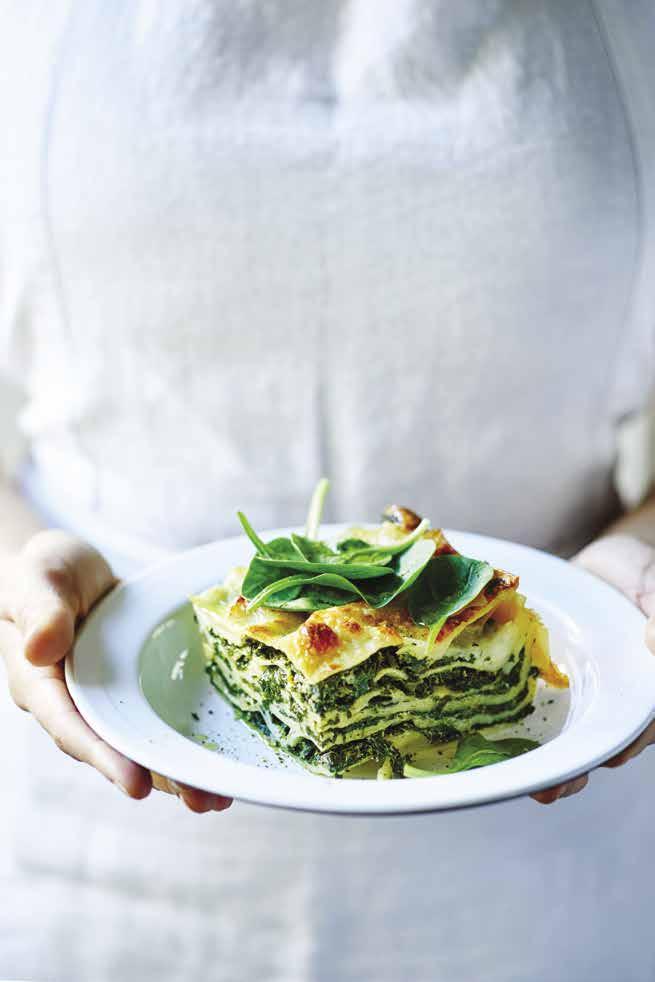 RICOTTA/SPENATLASAGNE Tillagning: 25 minuter vid 210 C 250 g färska eller frysta spenatblad 1 lök 3 vitlöksklyftor 1 tsk salt 2 ägg 250 g mozzarella 6 färska lasagneplattor FORBEREDELSER 1 Rensa bort