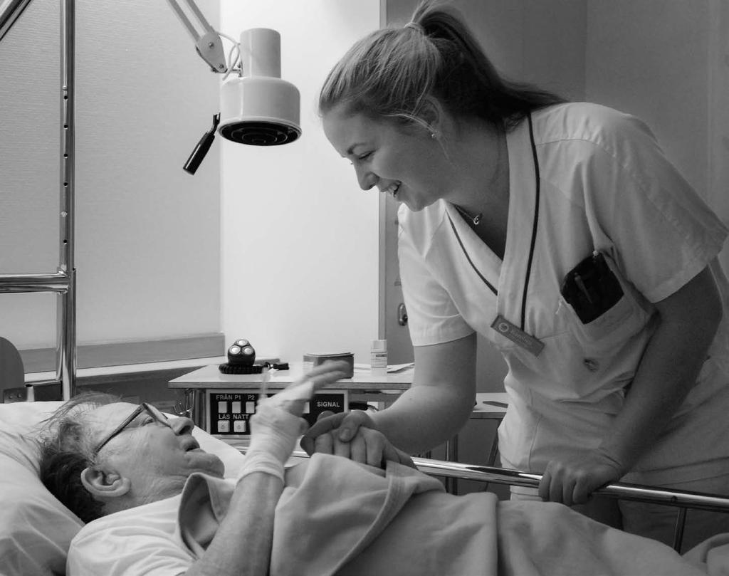 Sjuksköterska ser till patient på Sjukhuset i Torsby. Psykolog i samtal med patient.