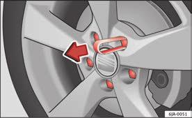 190 Hjul och däck Beakta följande anvisningar vid körning med minireservhjul: När minireservhjulet är påmonterat får varningsskylten inte täckas över.