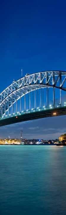 storstaden Sydney. Ett par timmar med bil västerut ligger den vackra, skogsbeklädda bergskedjan Blue Mountains och väster om den finns stora får- och spannmålsfarmer.