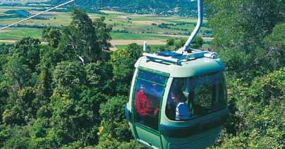 Queensland - Australien DAGSUTFLYKT: DAGSUTFLYKT: Kuranda Rail, Rainforest & Skyrail Cape Tribulation & Daintree Kuranda är ett idylliskt litet samhälle 25 km nordväst om Cairns.