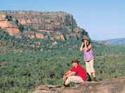 På förmiddagen gör ni först besök vid Nourlangie Rock som är en av de mest kända platserna för aboriginska klippmålningar i Australien.