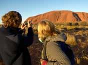 RESEFÖRSLAG: Uluru, Kata Tjuta och Sounds of Silence middag DAGSUTFLYKT: Middag under stjärnorna Njut av en oförglömlig middag utomhus under stjärnorna med levande ljus på borden och se solen gå ned