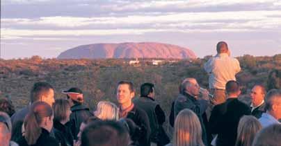 Tali Wiru Champagne, gastronomisk 4-rätts middag med utmärkta viner. Efter en tre timmar lång flygresa från Sydney landar ni i Ayers Rock vid lunchtid.