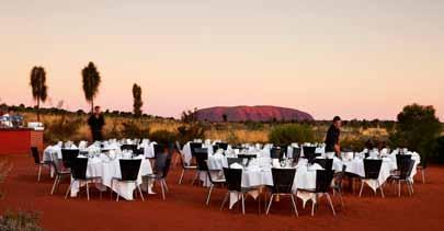 På eftermiddagen blir ni hämtade på hotellet för att se närmare på monoliten Uluru.