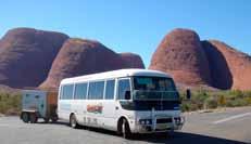 Dag 1: Tidig avresa från Alice Springs och första stoppet är på en kamelfarm där du har möjlighet att provrida en kamel. Turen går sedan vidare till campingplatsen vid Ayers Rock.