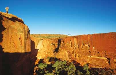 Därefter gör ni en guidad vandring genom Valley of the Winds. På eftermiddagen fortsätter turen till Kings Canyon där ni övernattar. En traditionell middag tillagas och avnjuts under stjärnhimlen.