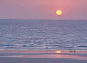 Resorten ligger vid stranden i Cable Beach, som är en av de vackraste stränderna i hela Australien. Här blandas asiatisk och australiensisk kultur.