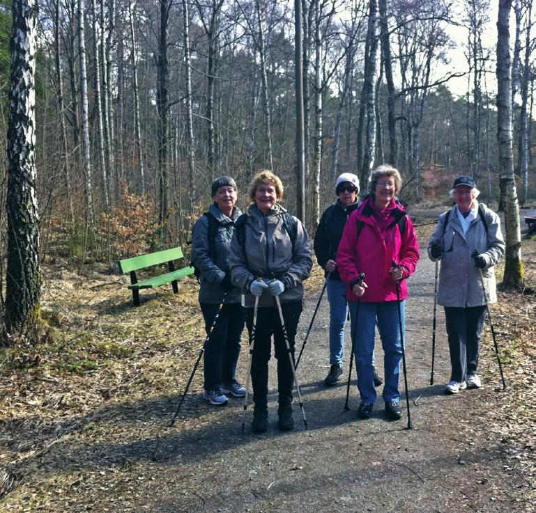 Pirttijärvi har lunchrast på pilgrimsvandringen i Sandsjöbacka.