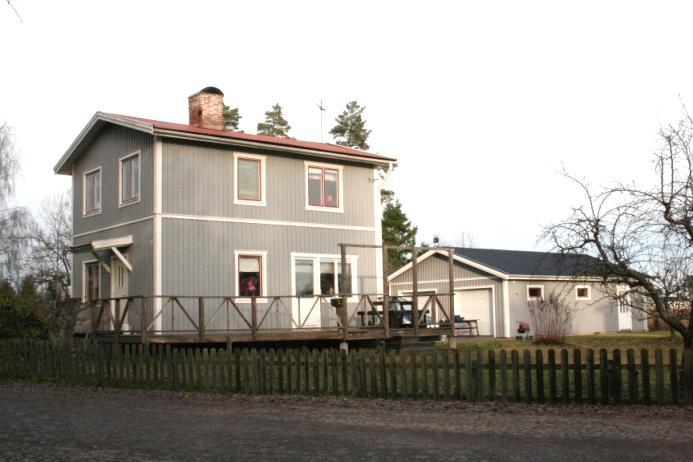 Husen placerades i en gemensam förgårdslinje med huvudbyggnadens gavel och entré mot gatan.