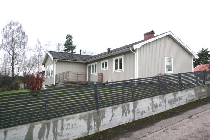 Undantag från detta är fastigheterna på Rönnstigen. Där byggdes bostadshusen från 1948 till 1963.
