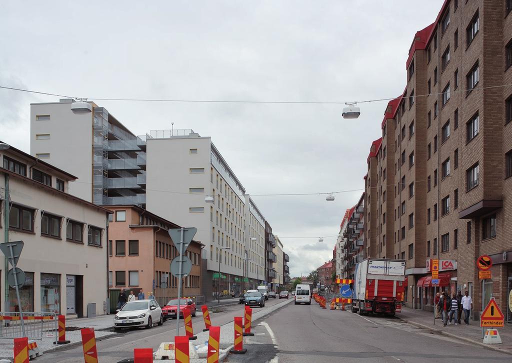 att de logiskt avspeglar husets konstruktion och innehåll. De tidiga 1900-talshusen på andra sidan Friggagatan framstår i sin detaljrika nationalromantik som avsevärt starkare individer än de nya.