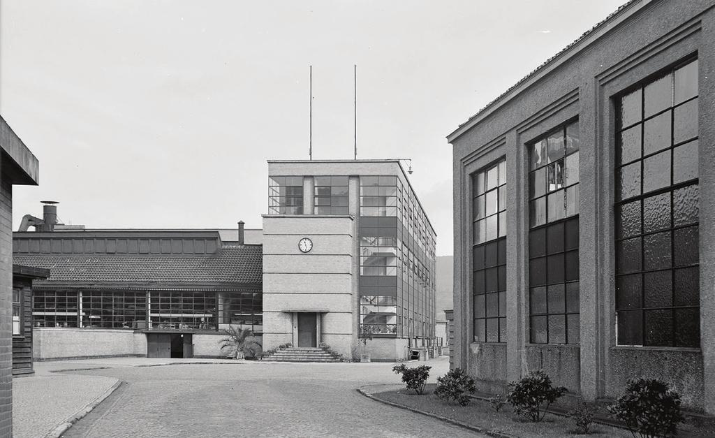 ARKITEKTUR FAGUSFABRIKEN 100 ÅR Stefan Romare I år har den märkliga fabriken legat där i jämnt 100 år mellan järnvägen och landsvägen i Alfeld an der Leine söder om Hannover.