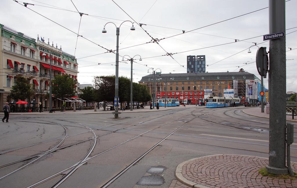 Den tredje finns nu monterad på Sven-Olof Johansson:s fasad mot Östermalmstorg i Stockholm. Ni vet han som tog i med boxhandskarna både mot Mats Gellerfelt och mot wallenbergarna om SAAB Scania.