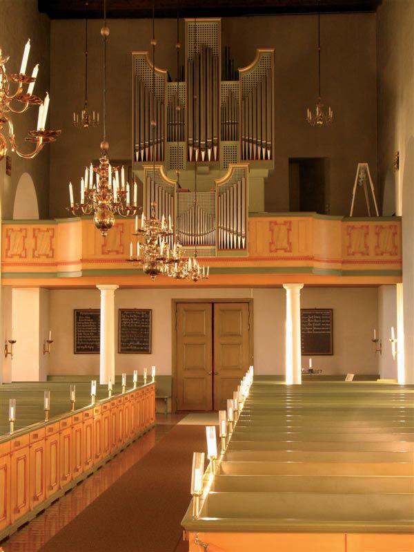 10 BYGGNADSVÅRDSRAPPORT 2007:25 Läktaren med Hammarbergorgeln, ett genombrottsverk för orgelrörelsen. Altaret av vitmålat trä är fristående på ett podium med röd heltäckningsmatta.