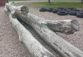 Lekplatser Vid en besiktning av våra fina lekplatser fick vi påbackning gällande de gamla fina trädstammar som ligger vid varje lekplats.