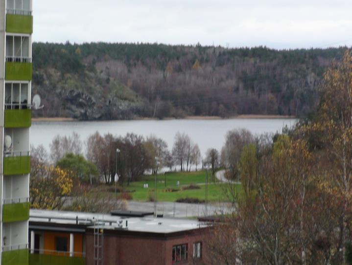 Utformningen av loftgångshusen och höghusen är enhetlig med dess fasader som består av betong och fönster placerade i mitten av betongelementet och med balkonger som är ordnade i