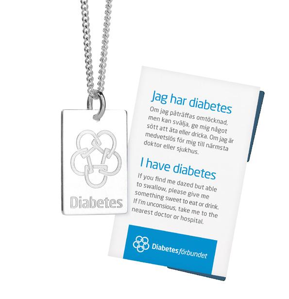 Lär dig mer om Diabetes Diabetessmycket, med förbundets logotyp och innehavarens namn och personuppgifter ingraverade på baksidan.