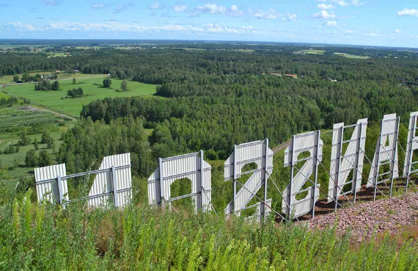 Vandringen tar dig runt bland skulpturer och annan utsmyckning som