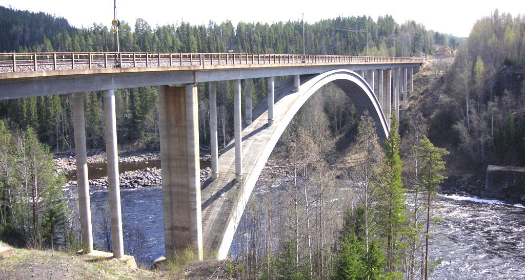 VV FUD 2850 Mätprojekt Bridge over Vindel River Page 2(4) The arch has a hollow box section with two cells and the deck is a slab supported by longitudinal concrete girders and transversal beams.