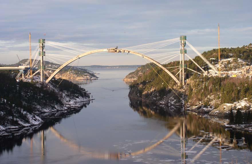 VV FUD 2850 Mätprojekt Page 3(4) New Svinesund Bridge The arch of the New Svinesund Bridge during construction.