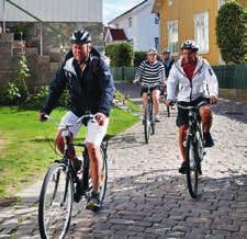 En annan populär vandringsled är Kuststigen som slingrar sig fram i kustlandskapet genom fantastisk natur och historiska platser, från Uddevalla, hela vägen till Strömstad och vidare in i Norge.