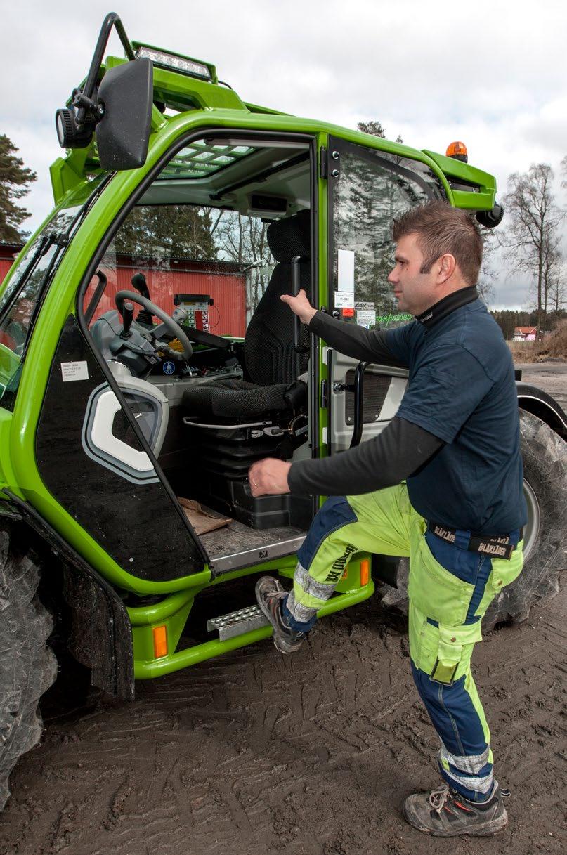 Merlo bättre än traktor, tycker Peter på Östadlund När jord- och skogsbrukaren Peter Jonasson utanför Alingsås skulle förnya en av sina traktorer, så satsade han på en Merlo teleskoplastare istället.