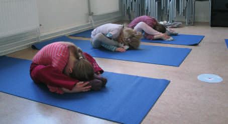 Aus der Vorschule Yoga in der Vorschule Die Kinder der Vorschulklassen haben ein abwechslungsreiches Schuljahr mit Yoga, kleinen Achtsamkeitsübungen und Entspannungsgeschichten erlebt.