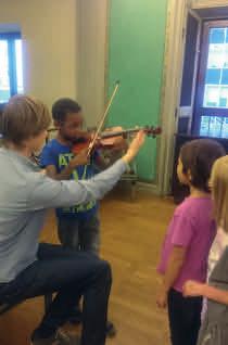 Dort hatten die Schülerinnen und Schüler Gelegenheit unter der Anleitung zweier Musiker des Kungliga Filharmoniska Orkester Instrumente auszu- ganz
