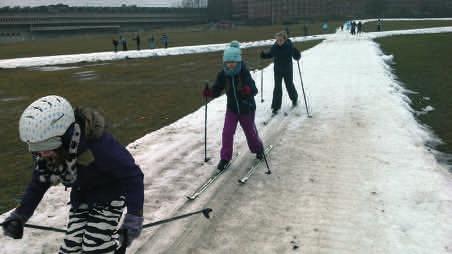 Aus der Grundschule Alla på snö Jedes Jahr lädt der schwedische Skiverband Schülerinnen und Schüler der vierten Klassen in ganz Schweden ein, einen Tag die