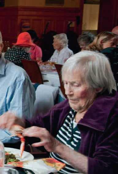 Bra mat i äldreomsorgen omsorgspersonal som är viktiga för arbetet med mat och måltider i äldreomsorgen och som kan ha stor nytta av rådens olika delar.