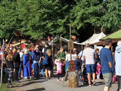 MA RKNAD! Som vanligt hålls den välbesökta, stämningsfulla marknaden i Kyrkparken. En perfekt miljö med den medeltida S:t Laurentii kyrka och dess klockstapel från 1500-talet.