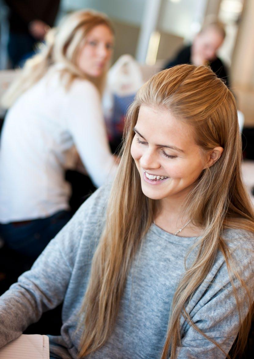 Välkommen till Sjölins Gymnasium! Hos oss kan du läsa de högskoleförberedande programmen Ekonomi, Naturvetenskap och Samhällsvetenskap.