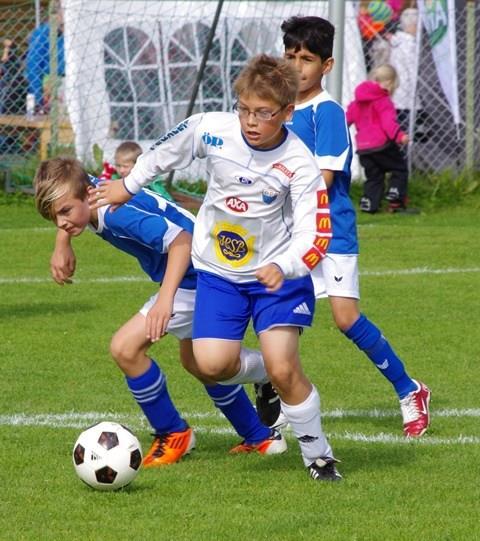 NIVÅ 1 FOTBOLLSGLÄDJE 6-9 ÅR Fysisk utveckling Inleds med en liten växtspurt, därefter en lugn period Ingen fysisk skillnad mellan flickor och pojkar Stort rörelsebehov och stora muskelgrupper är mer