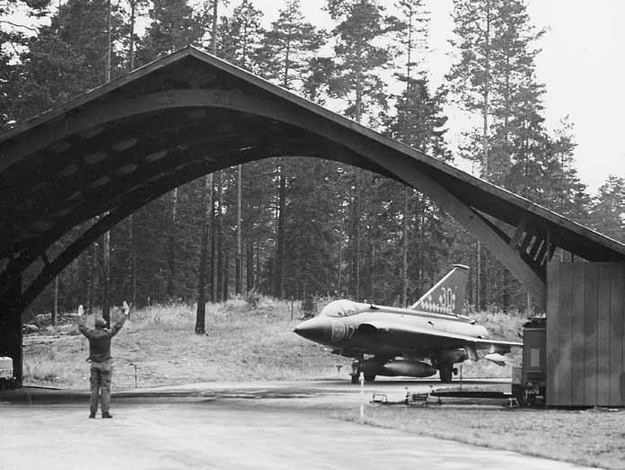 En J 35 Draken kör in i en Törebodabåge i ett främre klargöringsområde på en krigsbas.