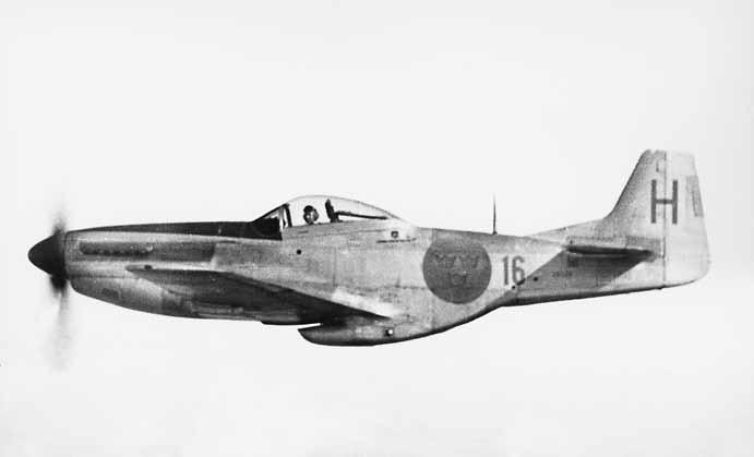De femtio J 26 Mustang som Sverige fick köpa 1945 tillfördes F 16 i Uppsala och var vid sidan av det första jetjaktplanet, J 28A Vampire, under några år flygvapnets modernaste flygplanstyp. Foto: SFF.